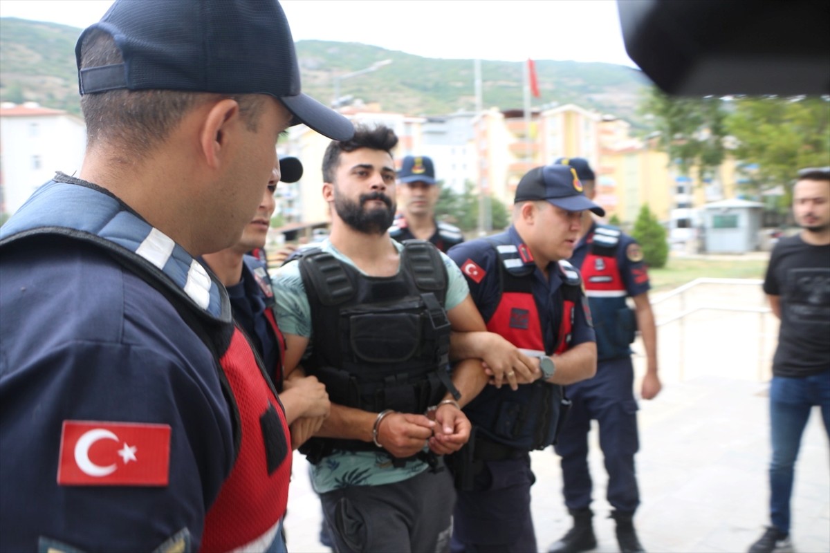 Tokat'ta çıkan silahlı kavgada eski muhtarı öldürdüğü iddiasıyla gözaltına alınan yeni muhtar ile...