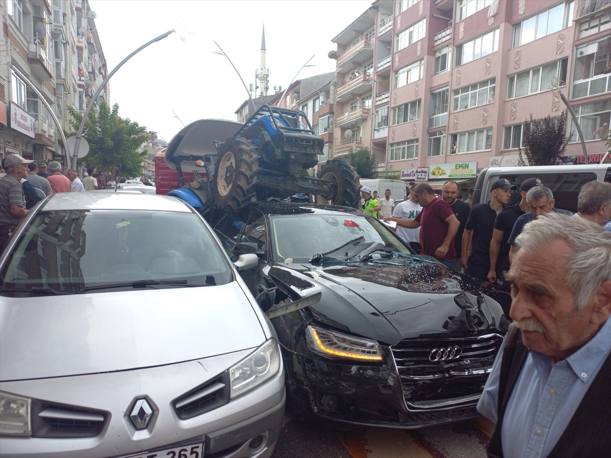 Tokat’ta freni boşalan buğday yüklü traktör trafik ışıklarında bekleyen otomobilin üzerine çıktı...