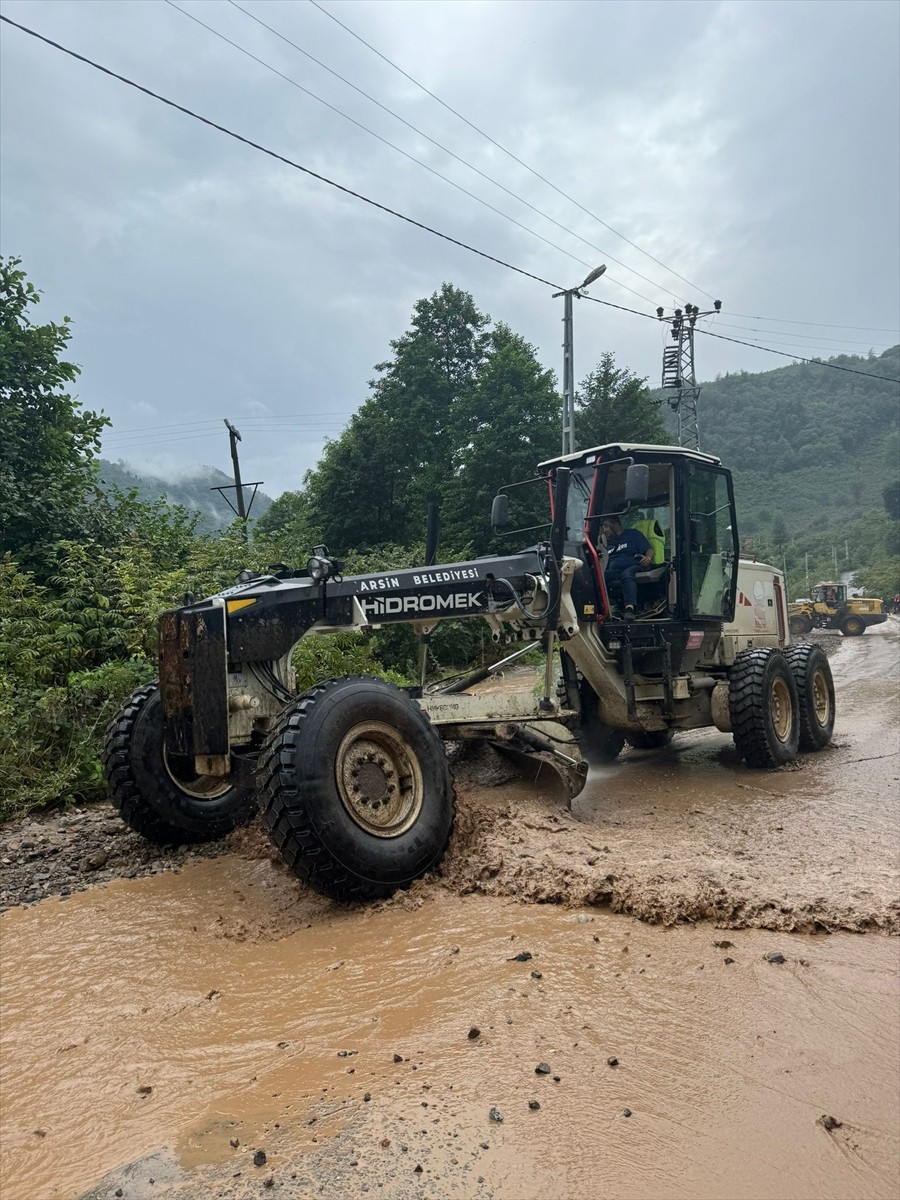 Trabzon'un Arsin ilçesinde şiddetli yağış dolayısıyla Atayurt, Örnek ve Yolüstü mahallelerinde...
