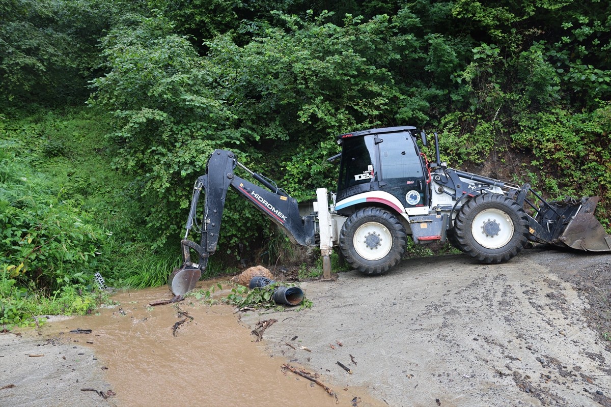 Trabzon'un Arsin ilçesinde şiddetli yağış dolayısıyla Atayurt, Örnek ve Yolüstü mahallelerinde...