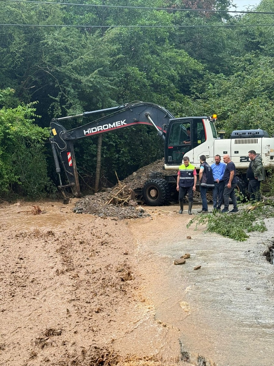 Trabzon'un Arsin ilçesinde şiddetli yağış dolayısıyla Atayurt, Örnek ve Yolüstü mahallelerinde...