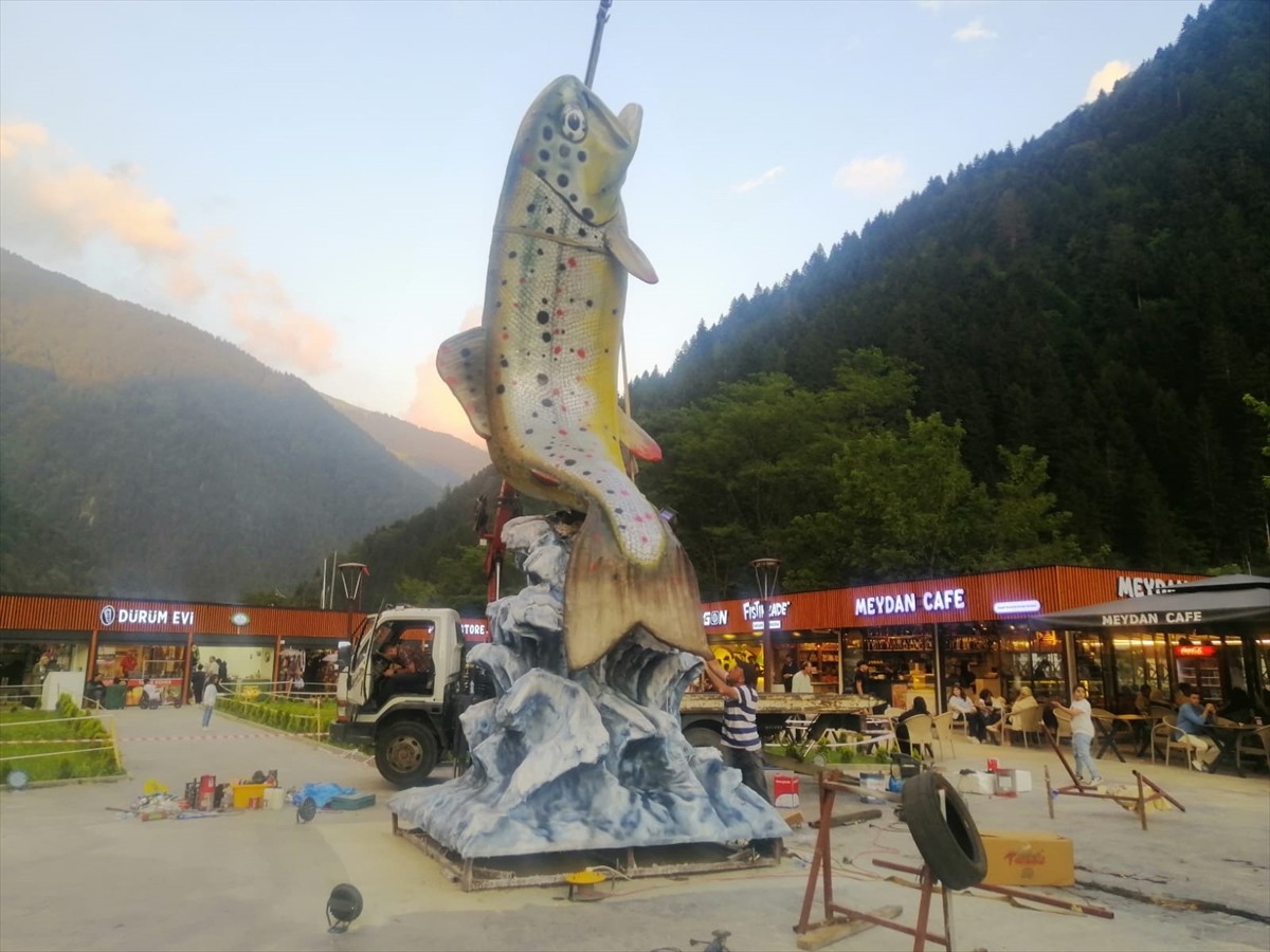 Trabzon'un turizm merkezlerinden Uzungöl'ün kenarındaki kırmızı benekli alabalık maketi...