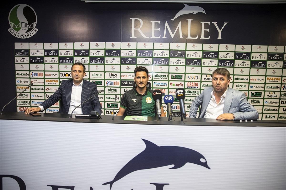 Trendyol 1. Lig ekiplerinden Sakaryaspor, eski futbolcusu Mustafa Pektemek'i 1+1 yıllığına...