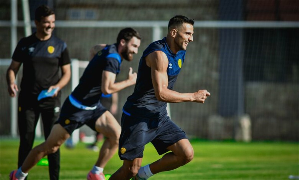 Trendyol 1. Lig takımlarından MKE Ankaragücü, Kayseri'deki Erciyes Yüksek İrtifa Kamp Merkezi'nde...