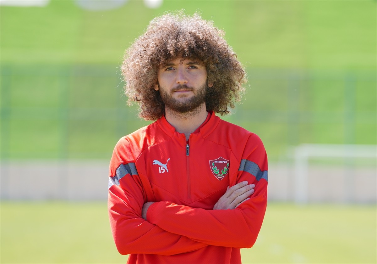 Trendyol Süper Lig ekiplerinden Atakaş Hatayspor'un savunma oyuncusu Recep Burak Yılmaz (sağda)...