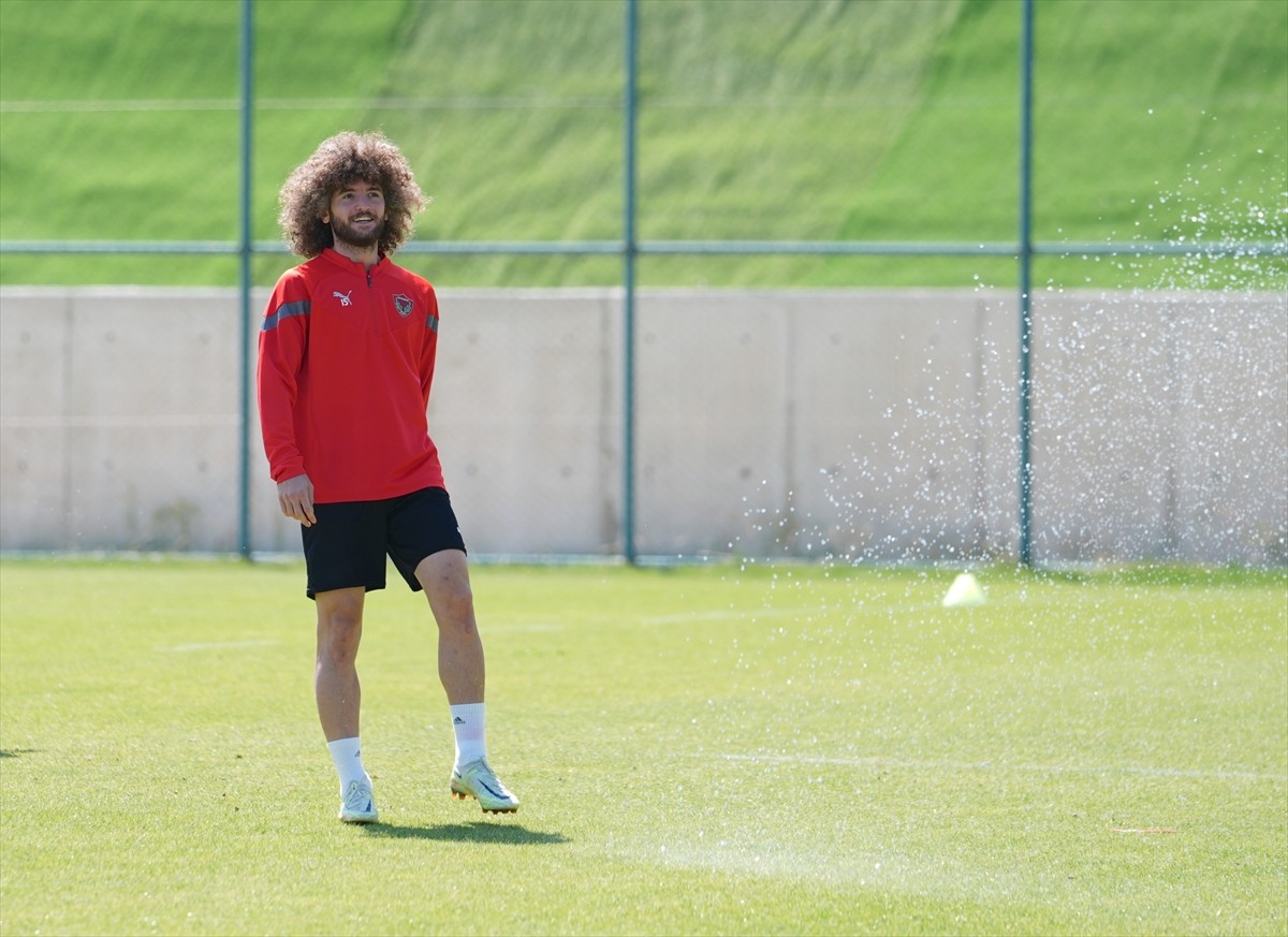 Trendyol Süper Lig ekiplerinden Atakaş Hatayspor'un savunma oyuncusu Recep Burak Yılmaz (sağda)...