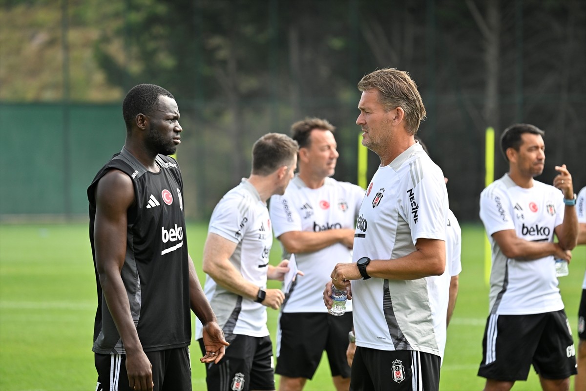 Trendyol Süper Lig ekiplerinden Beşiktaş, BJK Nevzat Demir Tesisleri'nde sezon hazırlıklarına...