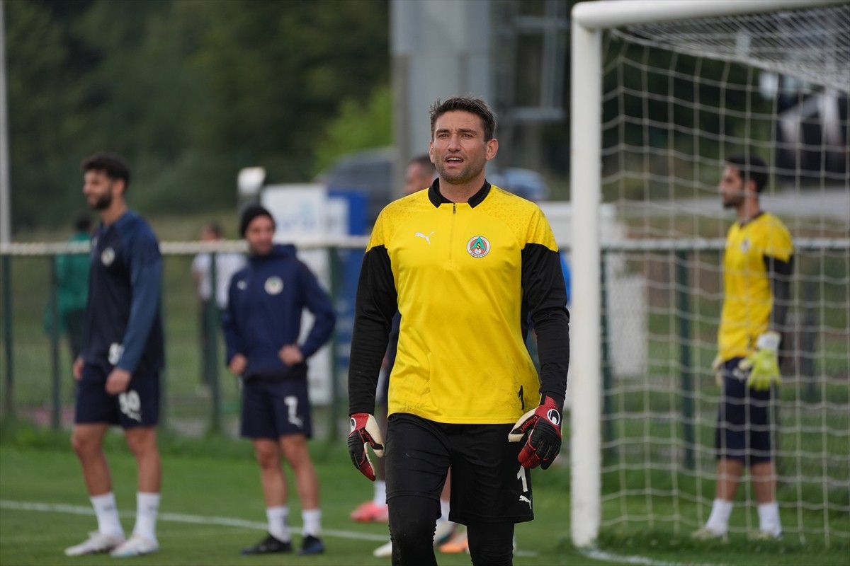 Trendyol Süper Lig ekiplerinden Corendon Alanyaspor, yeni sezon hazırlıklarına Düzce'de devam...