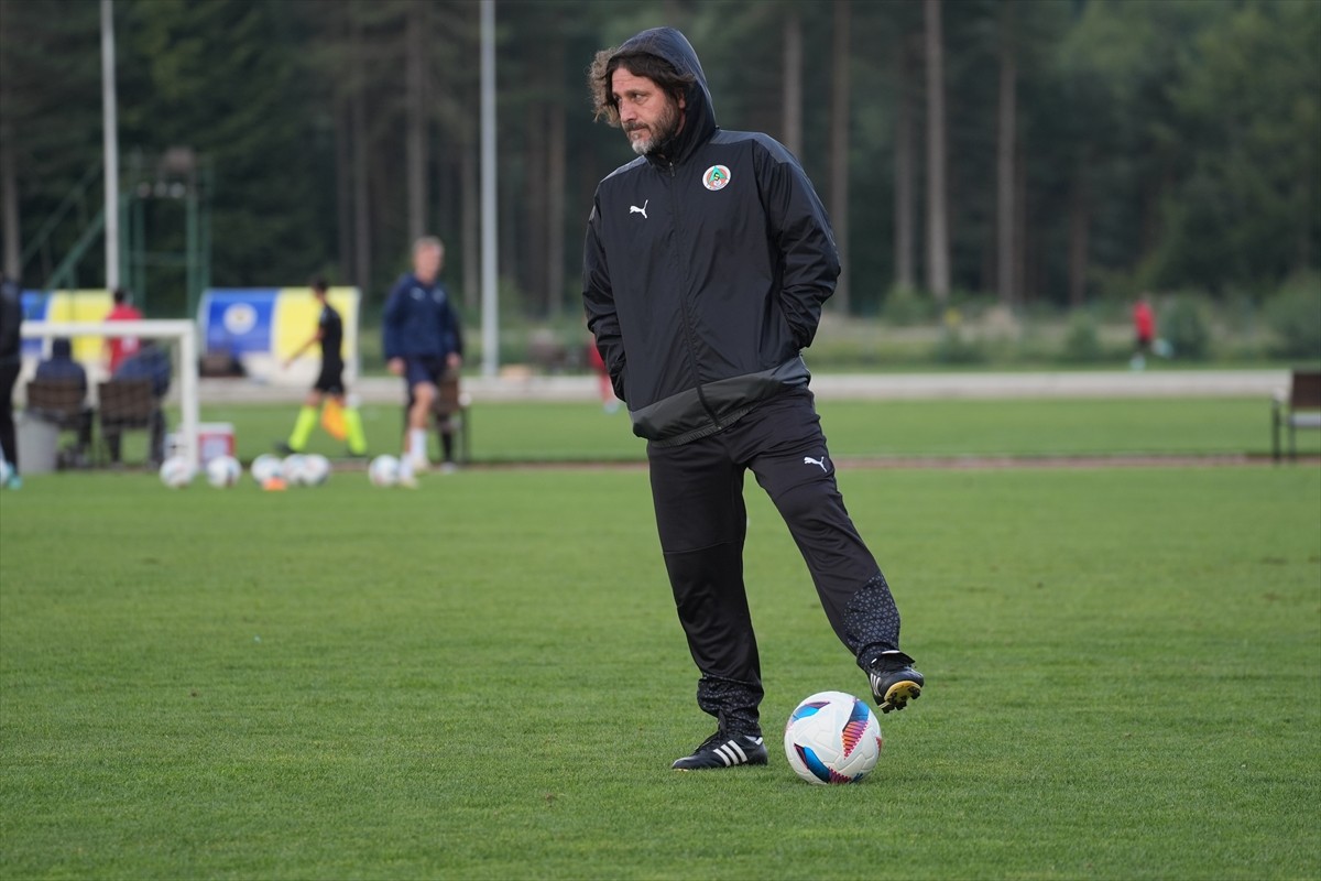 Trendyol Süper Lig ekiplerinden Corendon Alanyaspor, yeni sezon hazırlıklarına Düzce'de devam...