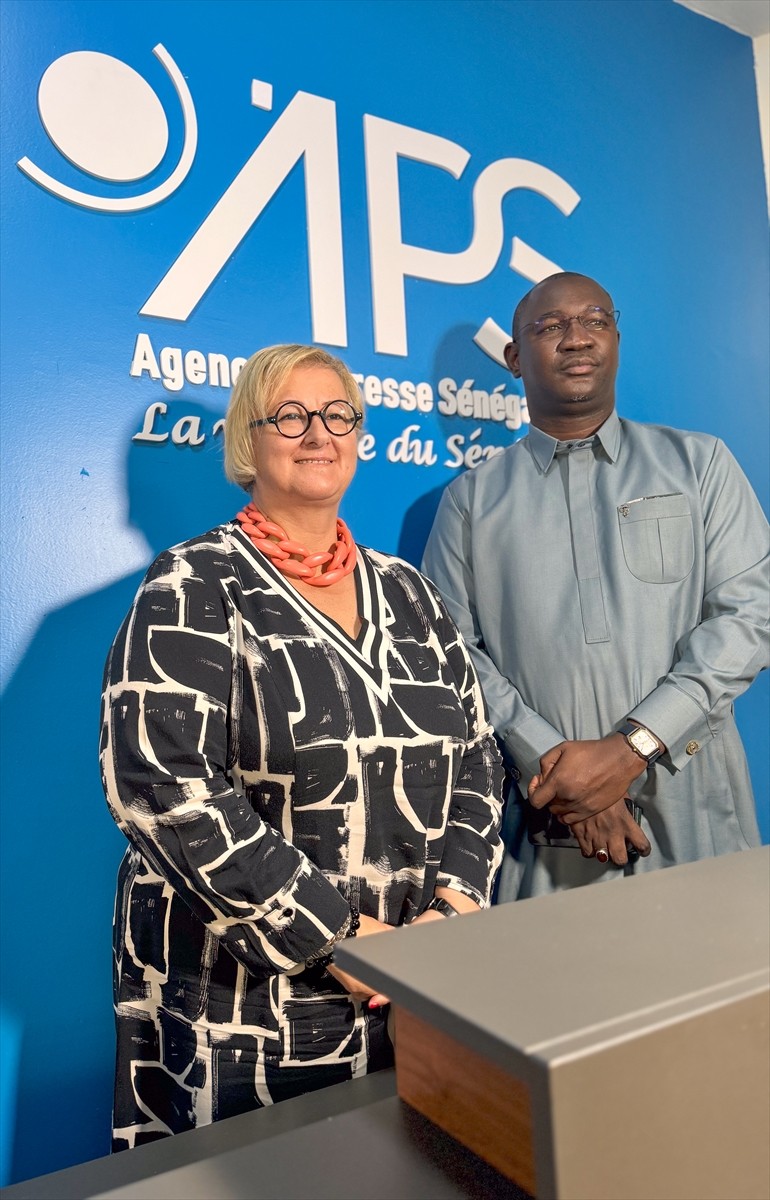 Türkiye'nin Dakar Büyükelçisi Nur Sağman (solda), Senegal Haber Ajansına (APS) nezaket ziyaretinde...