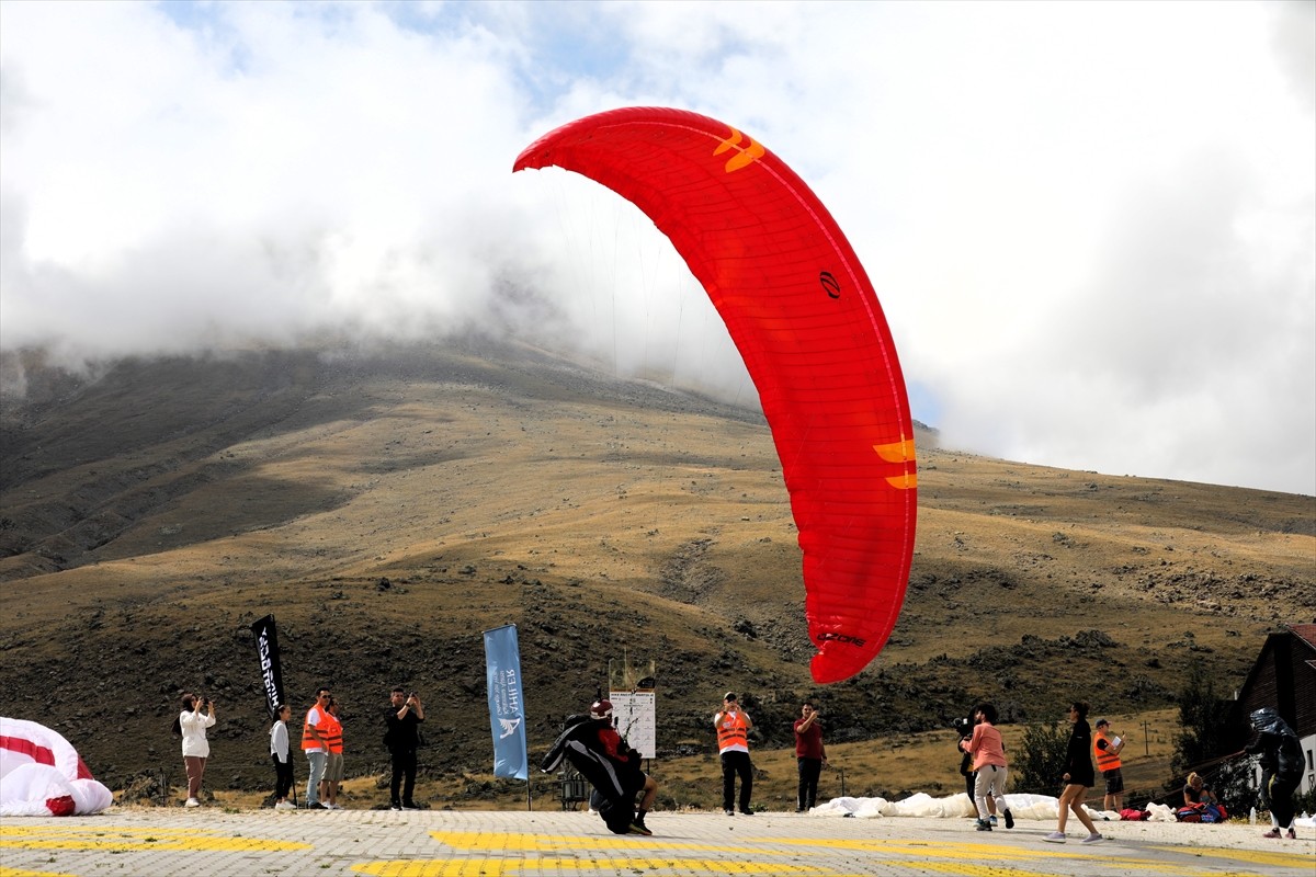 Türkiye’de ilk kez düzenlenen koşu ve yamaç paraşütü disiplinlerini içeren "Hike and Fly Anatolia"...