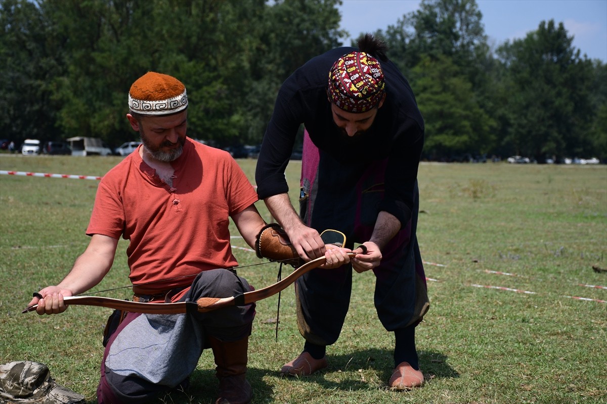 Türkiye Geleneksel Türk Okçuluk Federasyonu tarafından Düzce'de düzenlenen "Konuralp Hava Koşusu"...