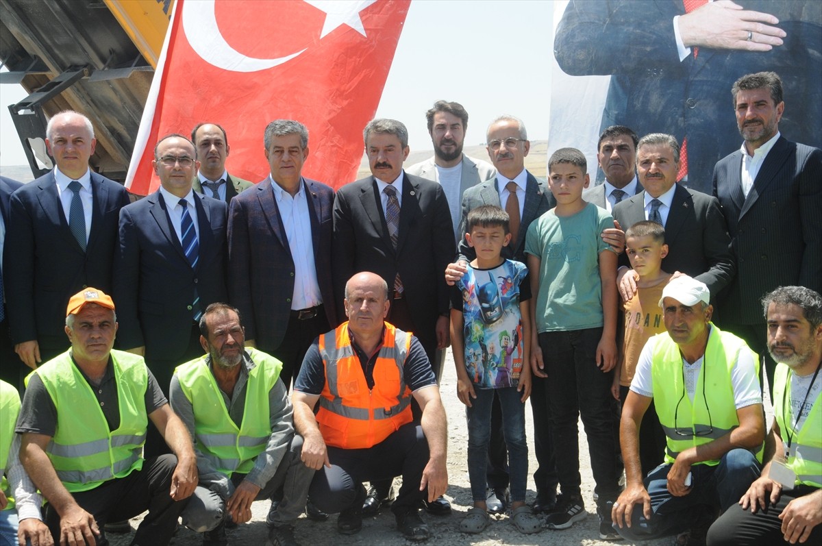 Ulaştırma ve Altyapı Bakanı Abdulkadir Uraloğlu, çeşitli ziyaretlerde bulunmak üzere geldiği...
