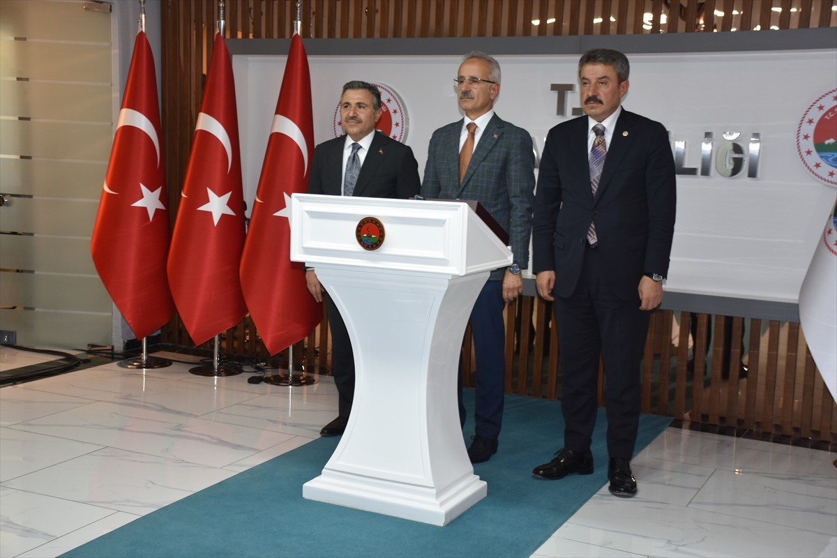 Ulaştırma ve Altyapı Bakanı Abdulkadir Uraloğlu (sağ 2), çeşitli ziyaretlerde bulunmak üzere...