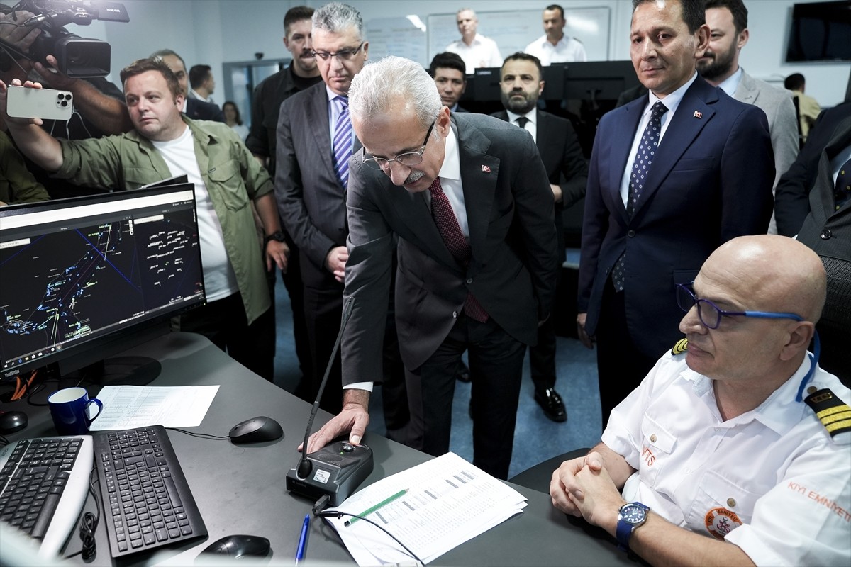 Ulaştırma ve Altyapı Bakanı Abdulkadir Uraloğlu (sağ 2), İstanbul Boğazı'nın güvenliğini sağlayan...