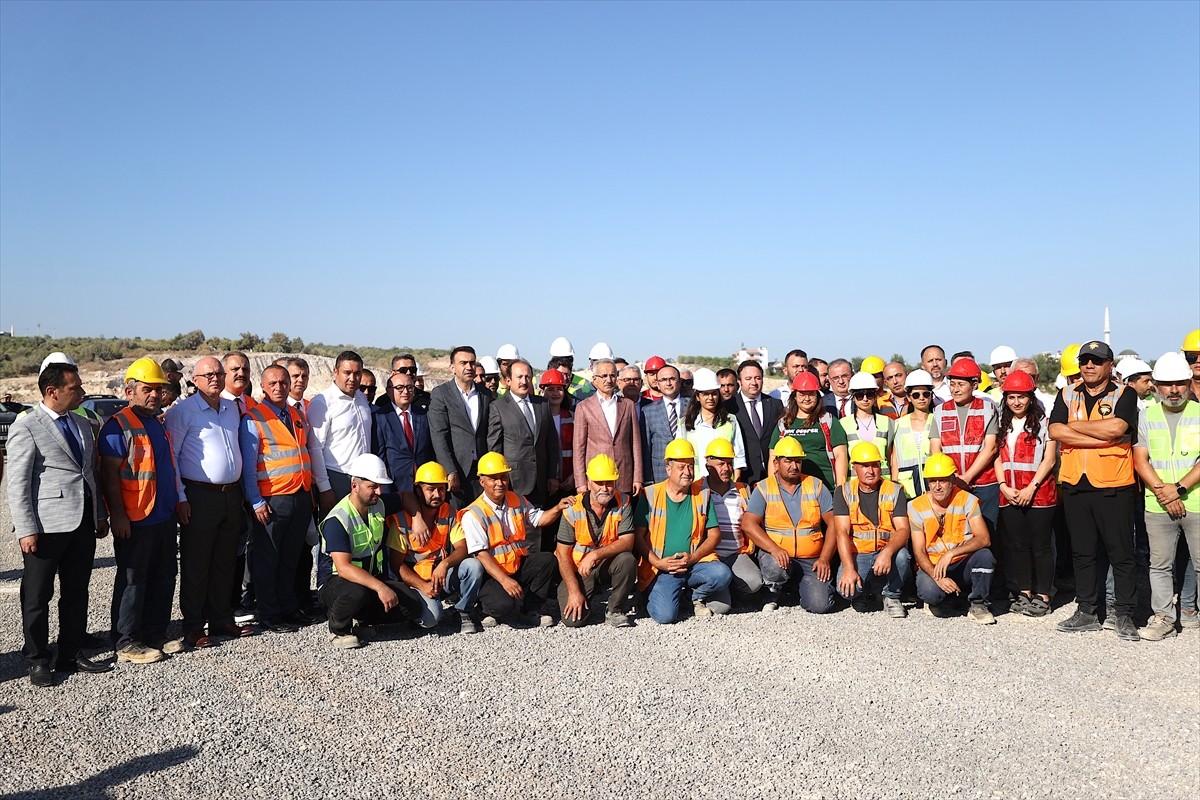 Ulaştırma ve Altyapı Bakanı Abdulkadir Uraloğlu (sağ 2), Mersin'in ilçelerini bağlayacak...