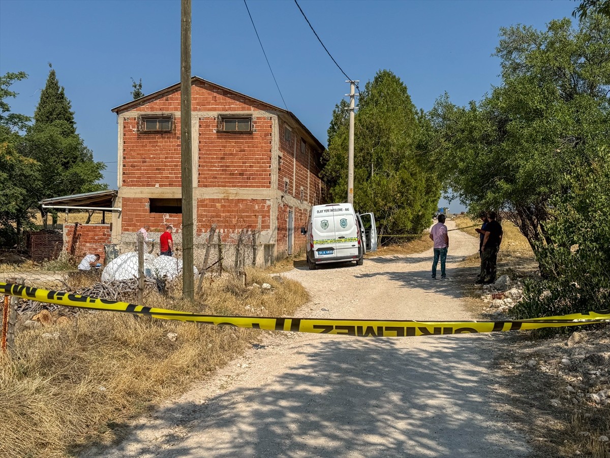 Uşak'ın Ulubey ilçesinde av tüfeğiyle vurulan 2 kişiden biri öldü, biri ağır yaralandı. Olay...