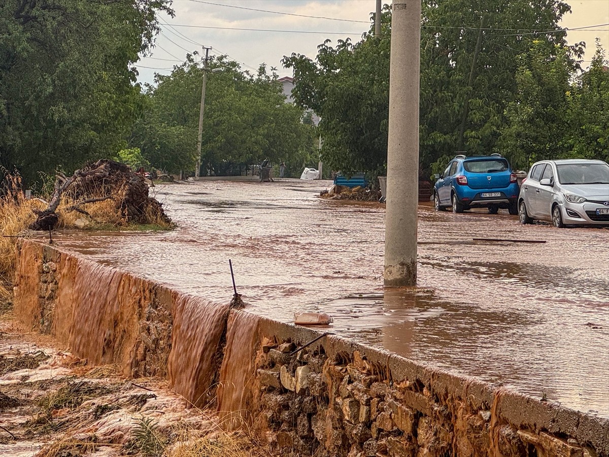 Uşak'ta akşam saatlerinden itibaren etkili olan dolu ve sağanak hayatı olumsuz etkiledi. Sivaslı...