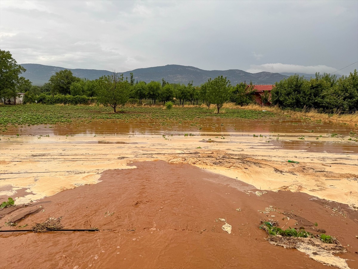 Uşak'ta akşam saatlerinden itibaren etkili olan dolu ve sağanak hayatı olumsuz etkiledi. Sivaslı...