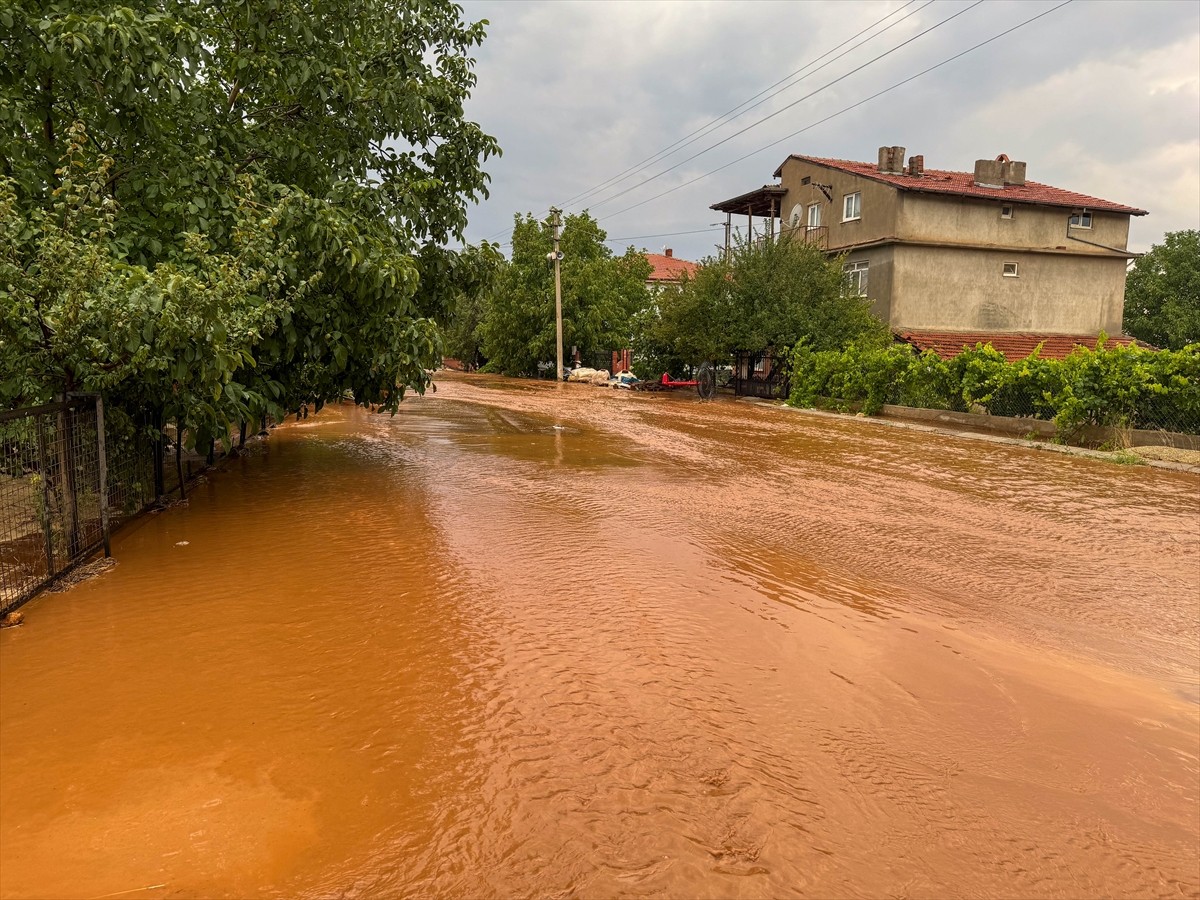 Uşak'ta akşam saatlerinden itibaren etkili olan dolu ve sağanak hayatı olumsuz etkiledi. Sivaslı...