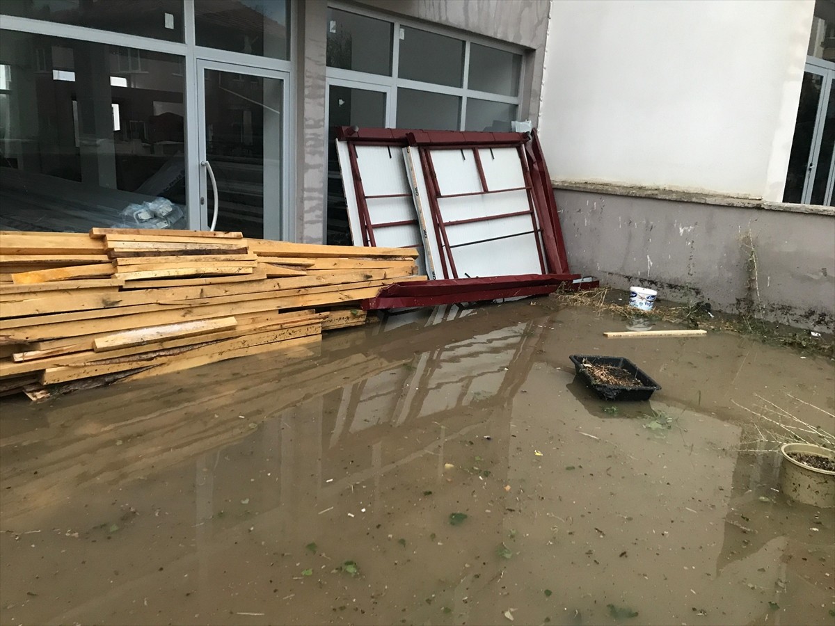 Uşak'ta akşam saatlerinden itibaren etkili olan dolu ve sağanak hayatı olumsuz etkiledi. Sivaslı...