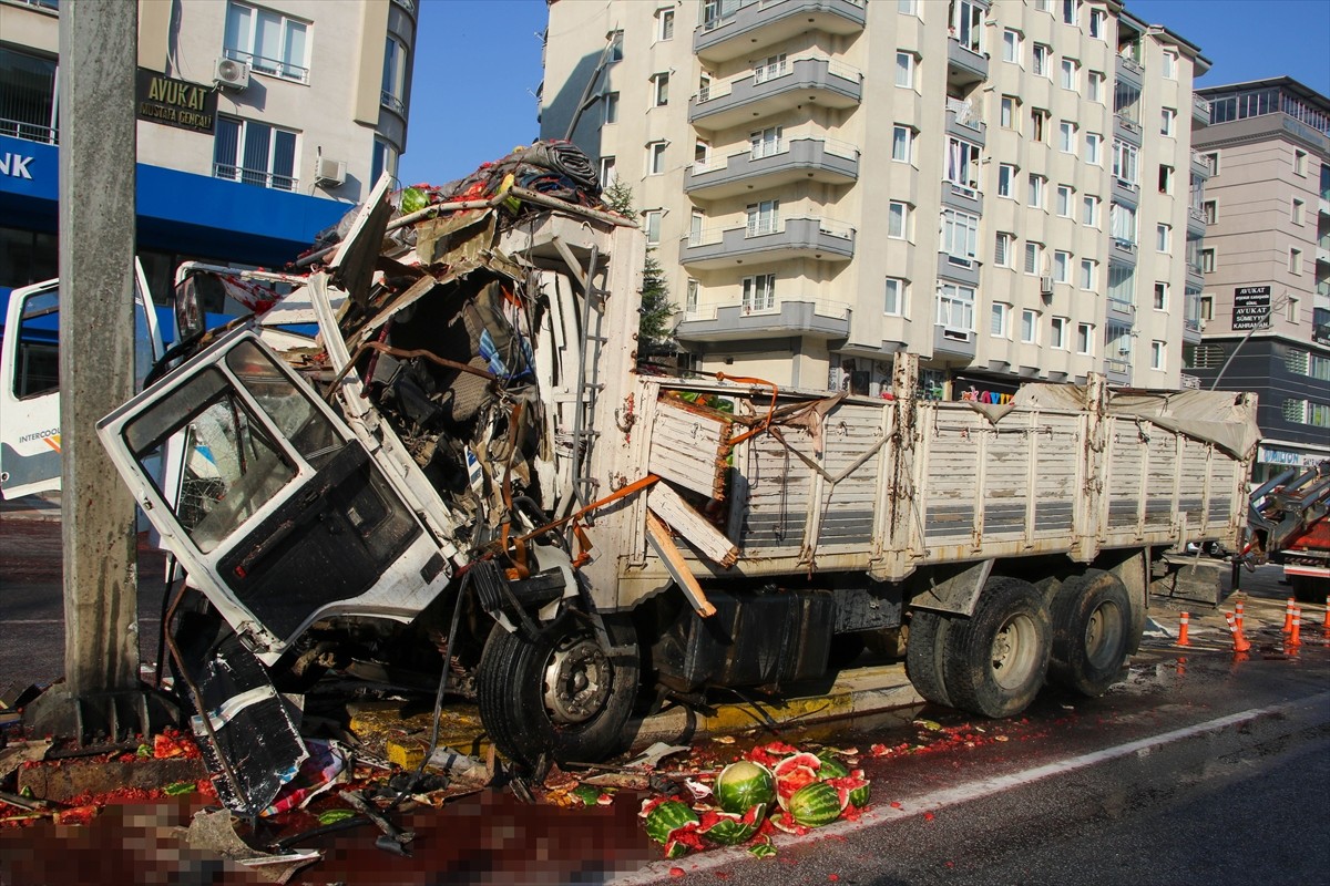 Uşak'ta köprülü kavşak girişindeki yön tabelasının direğine çarpan karpuz yüklü kamyonun sürücüsü...