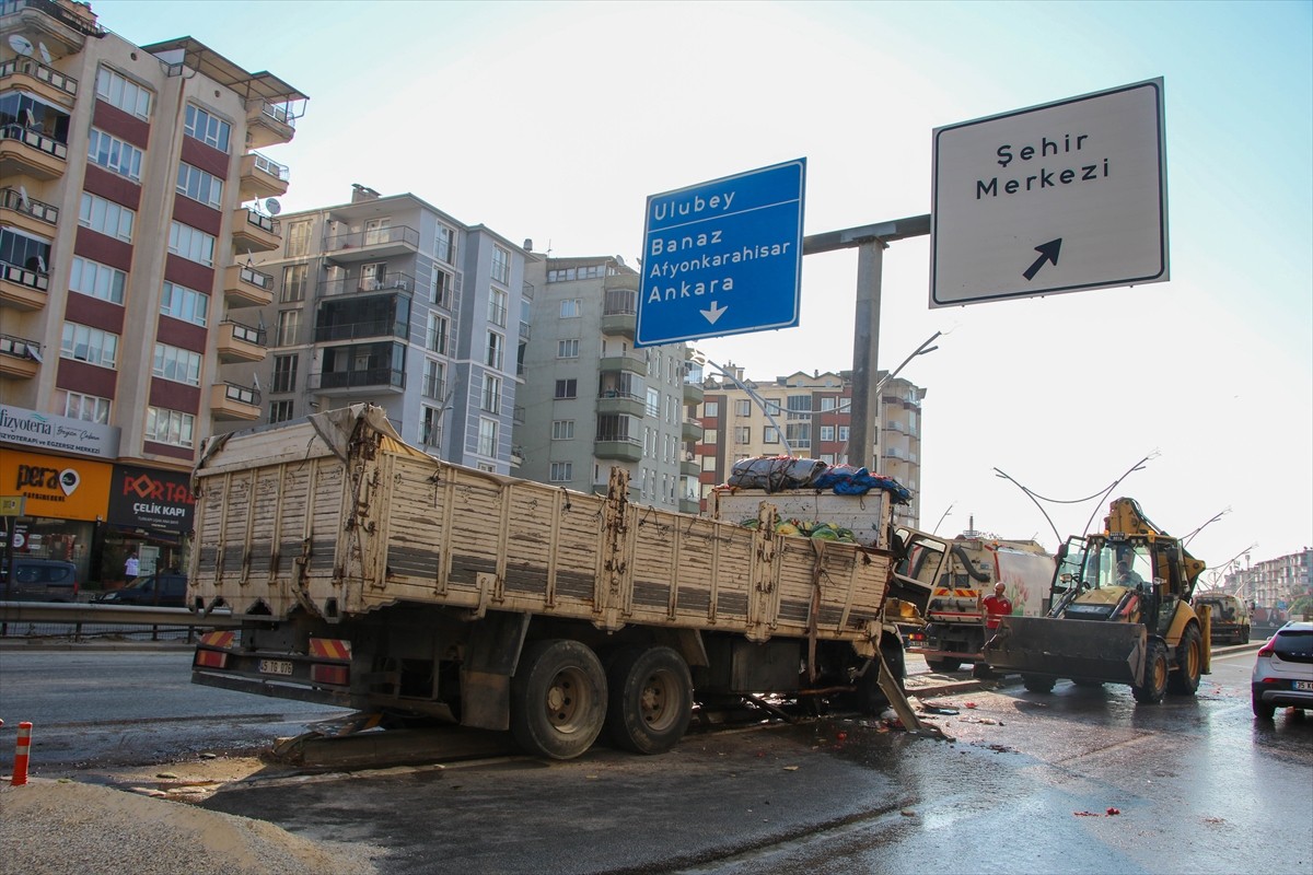 Uşak'ta köprülü kavşak girişindeki yön tabelasının direğine çarpan karpuz yüklü kamyonun sürücüsü...