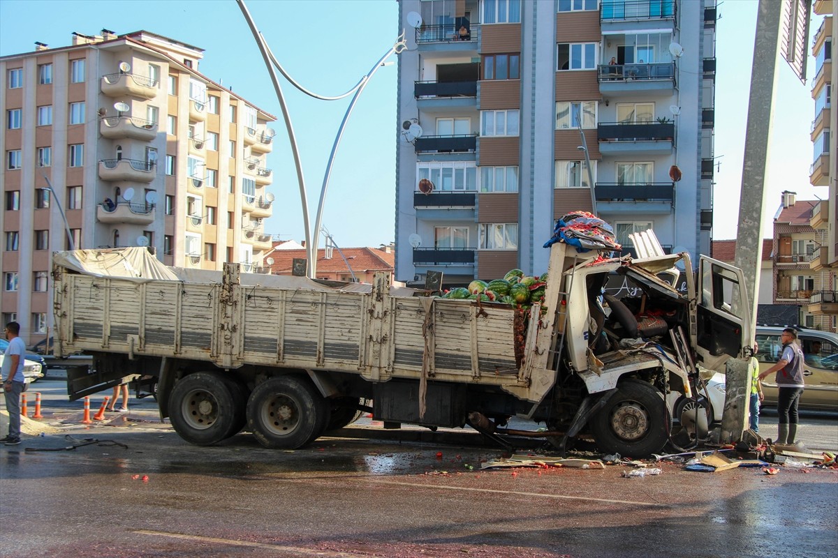 Uşak'ta köprülü kavşak girişindeki yön tabelasının direğine çarpan karpuz yüklü kamyonun sürücüsü...