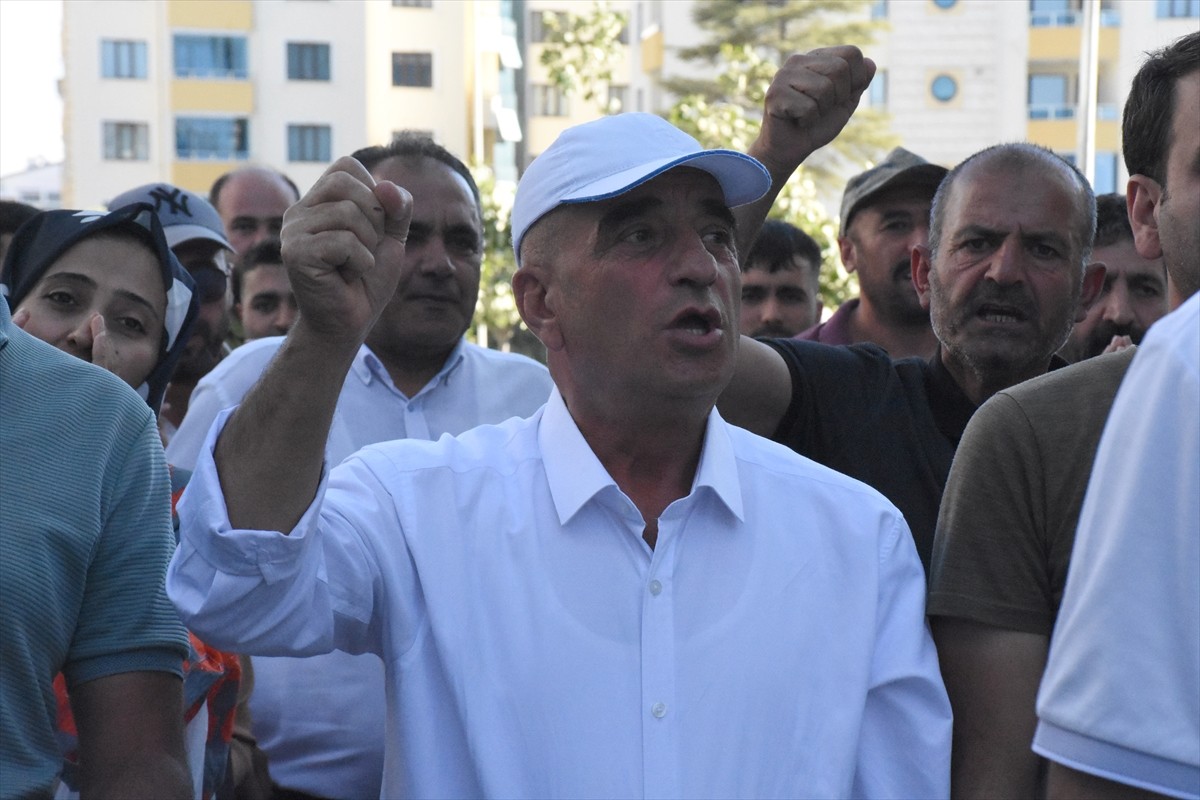 Van'da bazı belediyelerde işten çıkarılan işçiler, İpekyolu Belediyesi önündeki eylemlerine devam...