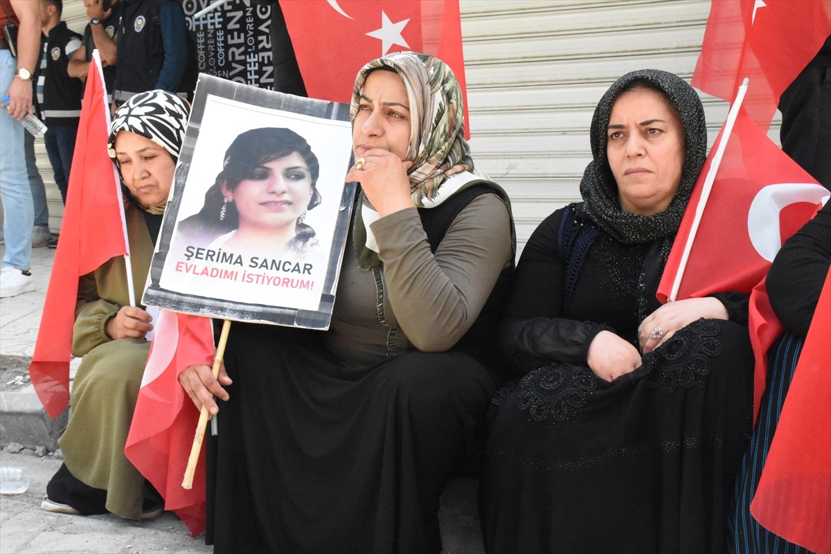 Van'da çocukları dağa kaçırılan aileler, Halkların Eşitlik ve Demokrasi Partisi (DEM Parti) İl...