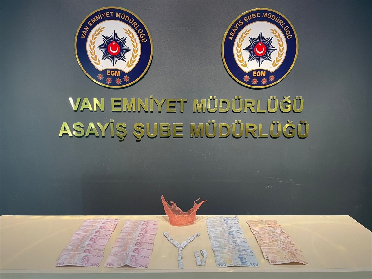 Van'da uyuşturucu satıcılarına yönelik operasyonlarda 18 şüpheli gözaltına alındı. Yapılan aramada...