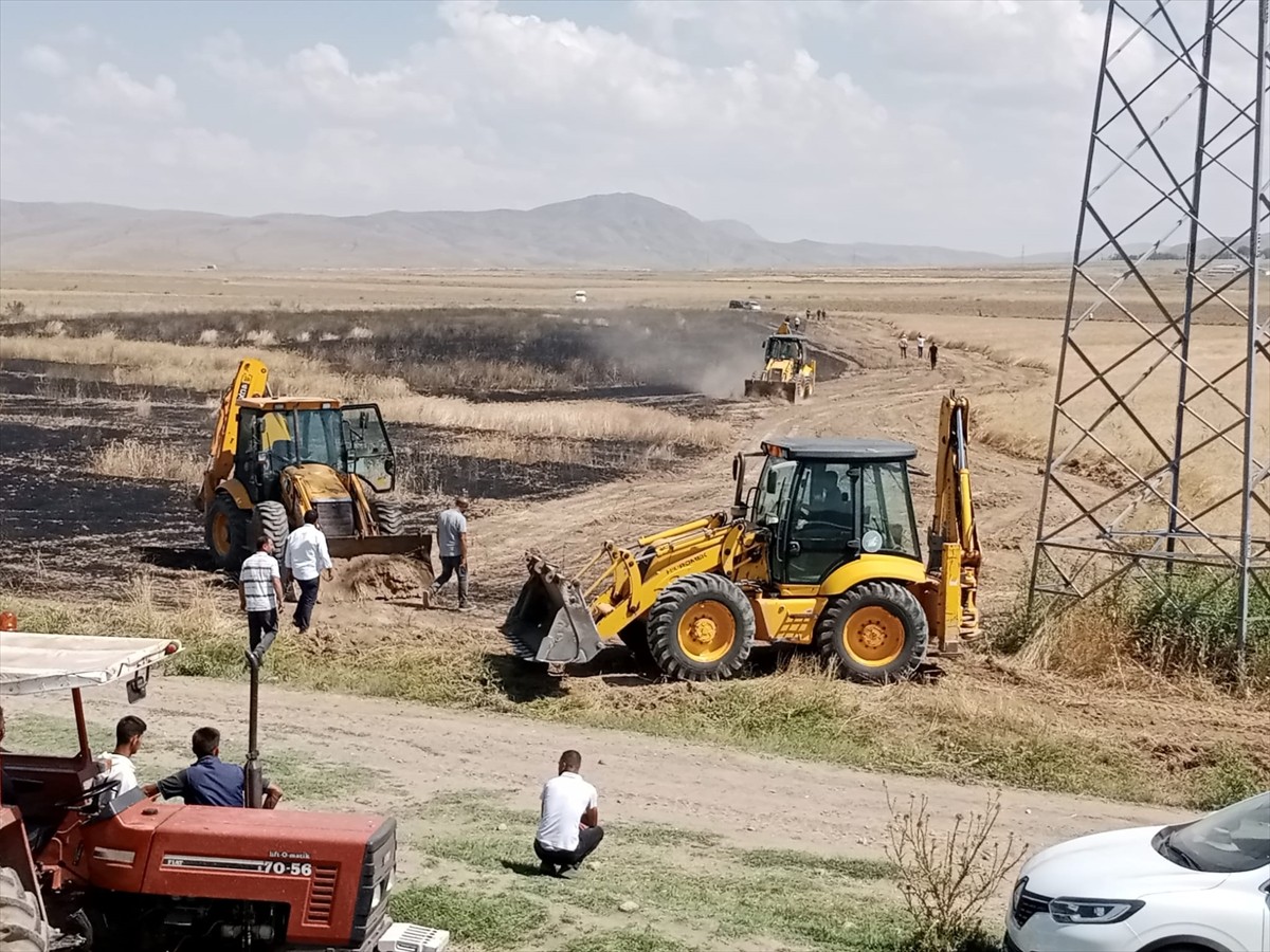 Van'ın İpekyolu ilçesinde, buğday ekili arazide çıkan yangın söndürüldü.