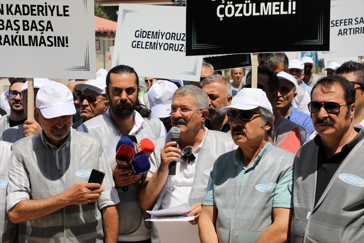 Van Ticaret ve Sanayi Odası (Van TSO) öncülüğünde kentte ek uçak seferleri yapılması için yürüyüş...