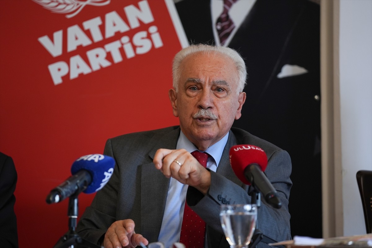 Vatan Partisi Genel Başkanı Doğu Perinçek, partisinin İstanbul İl Başkanlığında düzenlenen basın...
