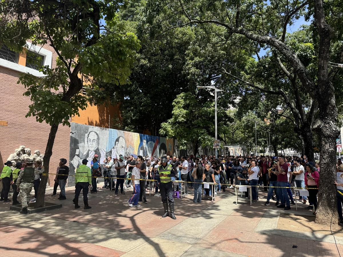 Venezuela'da devlet başkanı seçiminde halk, sandıklara yoğun ilgi gösteriyor. Yerel saatte...