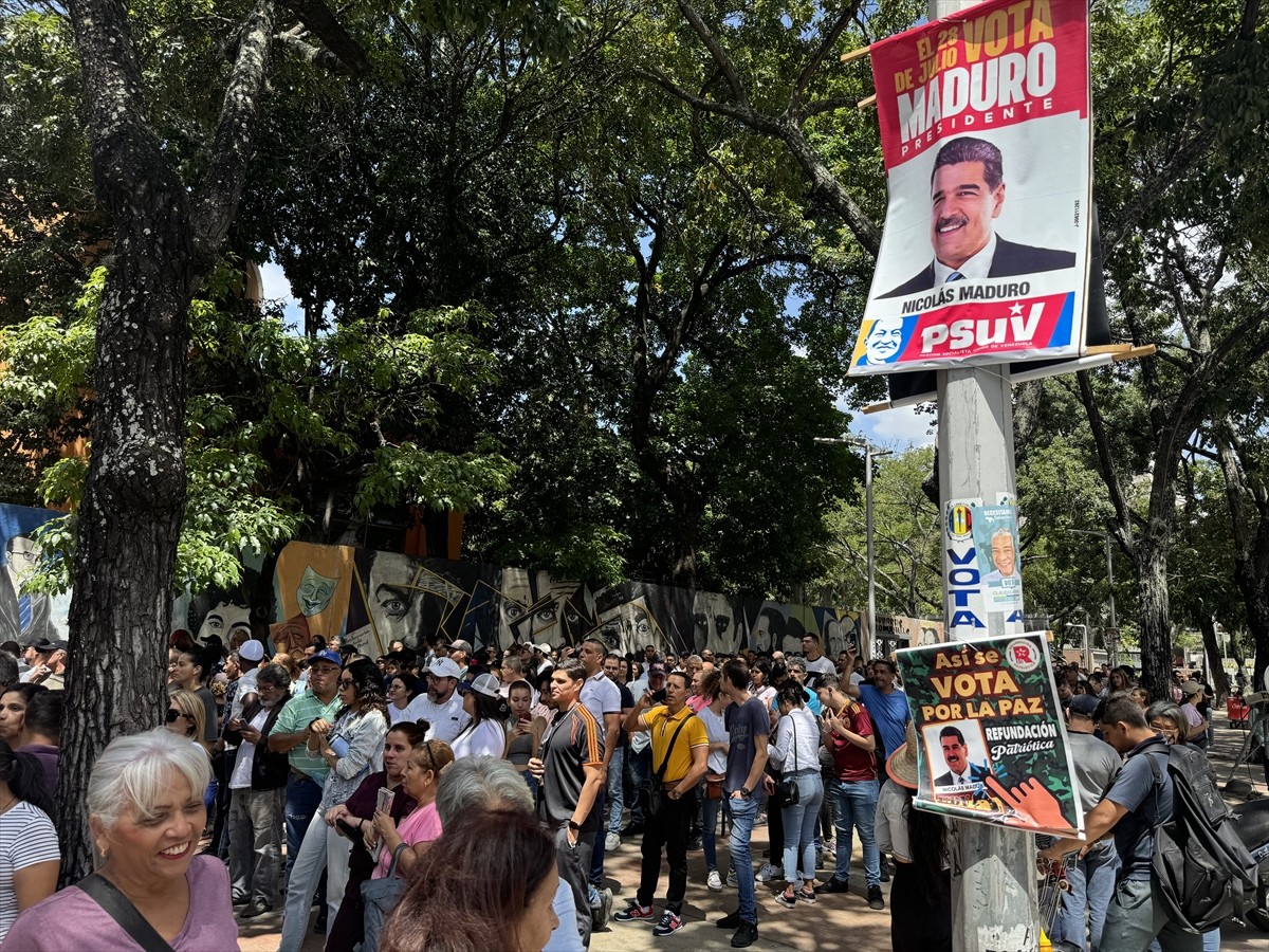 Venezuela'da devlet başkanı seçiminde halk, sandıklara yoğun ilgi gösteriyor. Yerel saatte...