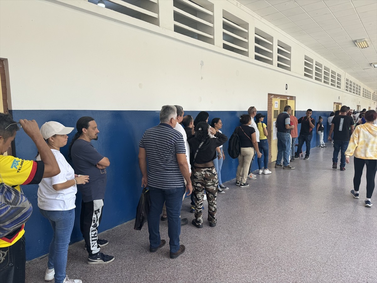 Venezuela'da devlet başkanı seçiminde halk, sandıklara yoğun ilgi gösteriyor. Yerel saatte...