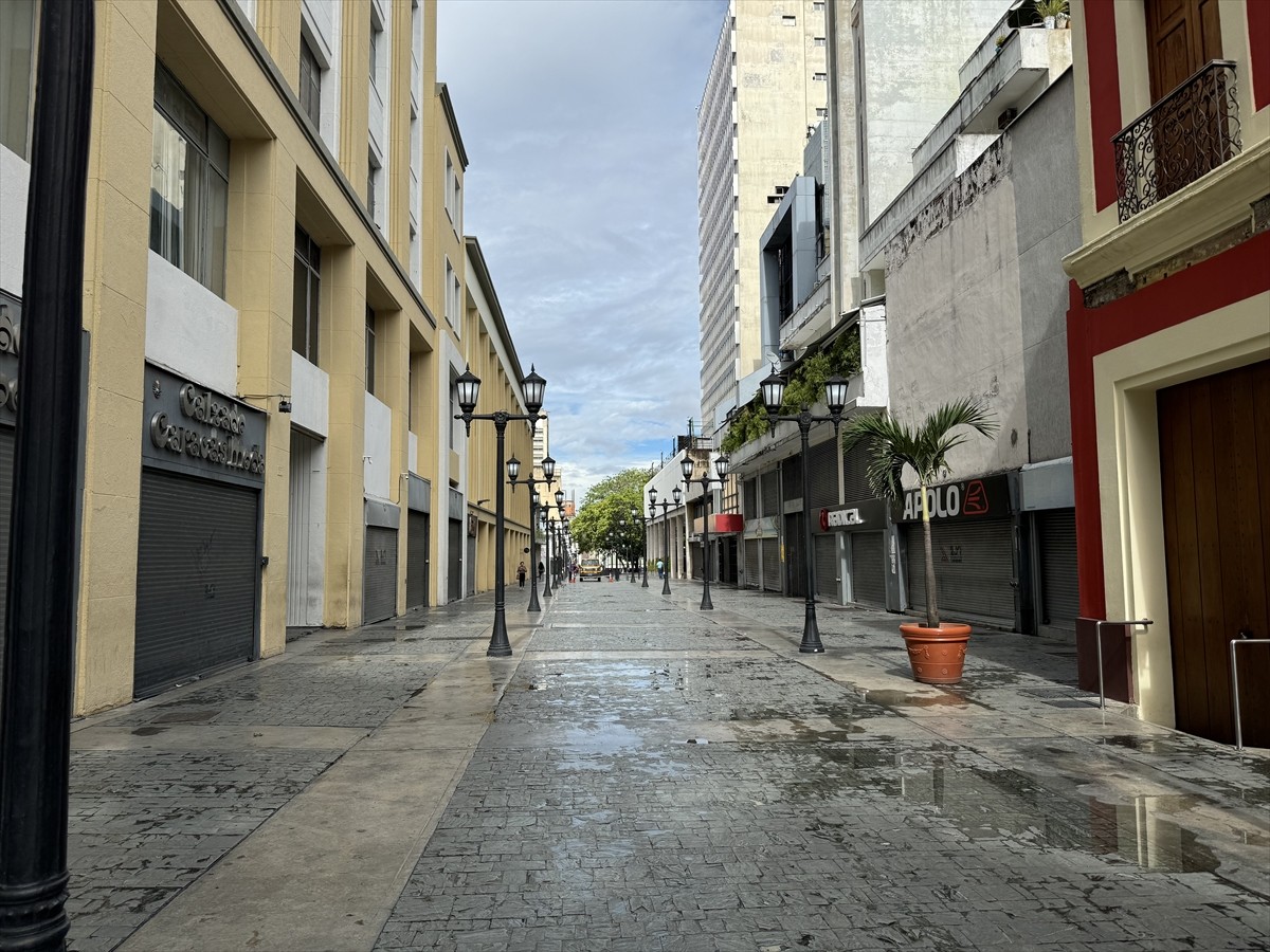 Venezuela'da muhalefet lideri Maria Corina Machado, ellerindeki tutanaklara göre devlet başkanı...