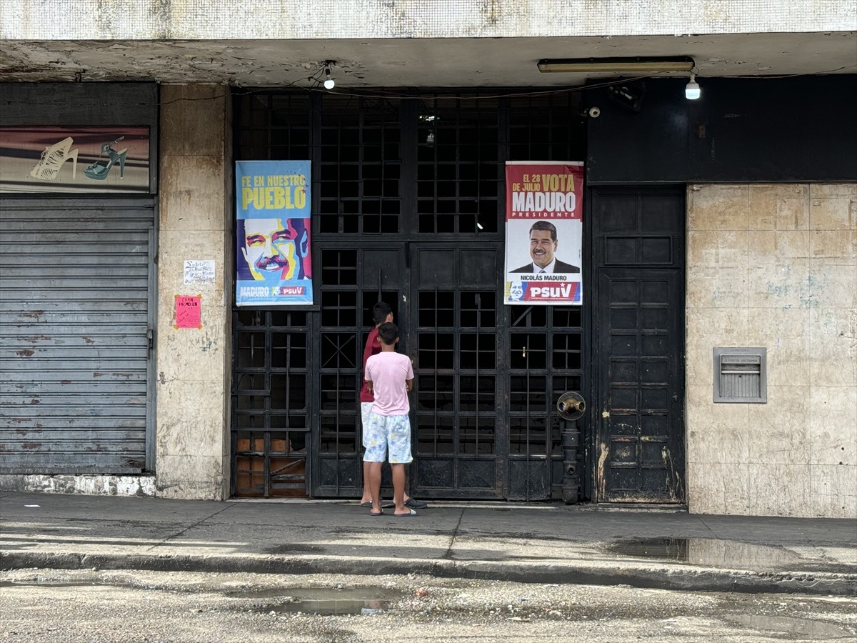 Venezuela'da muhalefet lideri Maria Corina Machado, ellerindeki tutanaklara göre devlet başkanı...