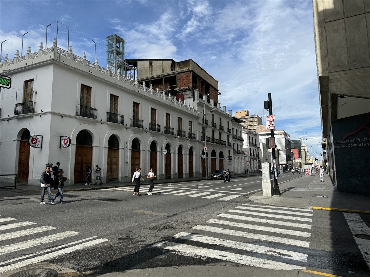 Venezuela'da muhalefet lideri Maria Corina Machado, ellerindeki tutanaklara göre devlet başkanı...