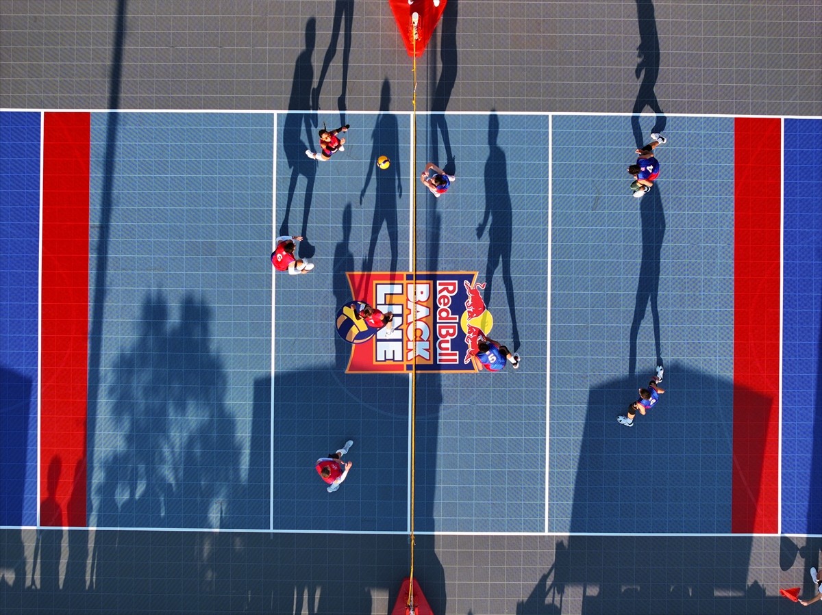 Voleybol branşının sokaklara taşıması amacıyla düzenlenen Red Bull Back Line'nın İzmir'deki...