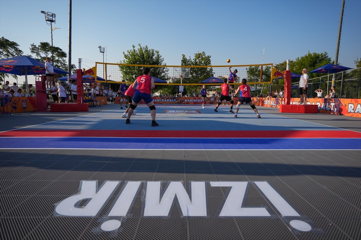 Voleybol branşının sokaklara taşıması amacıyla düzenlenen Red Bull Back Line'nın İzmir'deki...