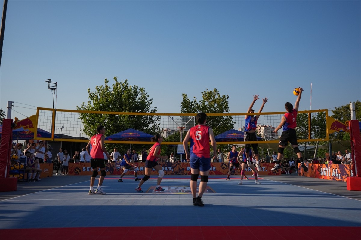 Voleybol branşının sokaklara taşıması amacıyla düzenlenen Red Bull Back Line'nın İzmir'deki...