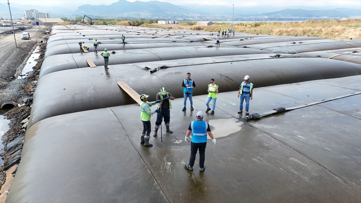 Yaklaşık 100 yılda biriktiği değerlendirilen 8 milyon ton dip çamurunun temizlenmesi için...