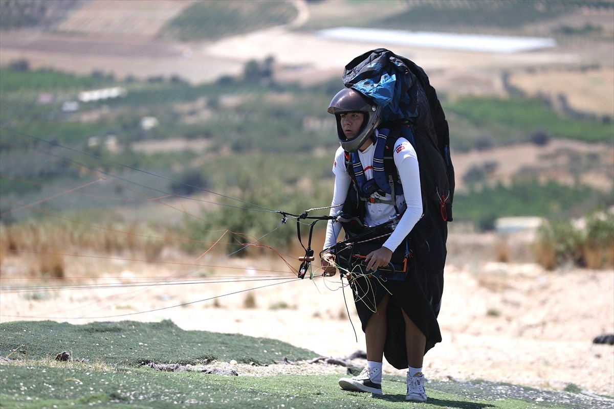 Yamaç paraşütünde ulusal ve bölgesel yarışlardaki başarısıyla 17 yaşında milli takıma seçilen Utku...