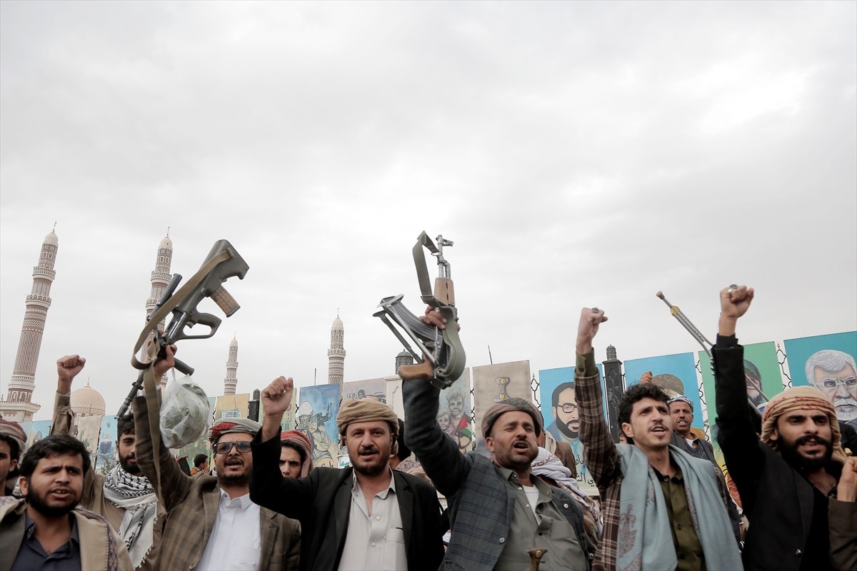 Yemen'de yüz binlerce kişinin katılımıyla İsrail’in işgal ve saldırılarına maruz kalan Gazze...