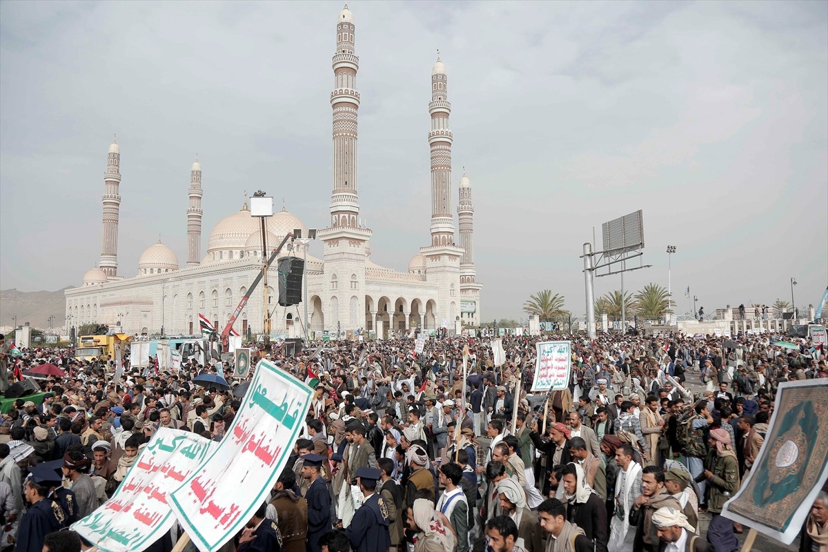 Yemen'de yüz binlerce kişinin katılımıyla İsrail’in işgal ve saldırılarına maruz kalan Gazze...