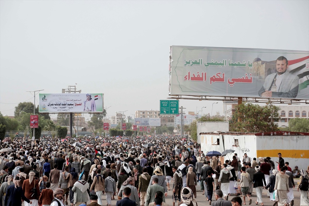 Yemen'de yüz binlerce kişinin katılımıyla İsrail’in işgal ve saldırılarına maruz kalan Gazze...