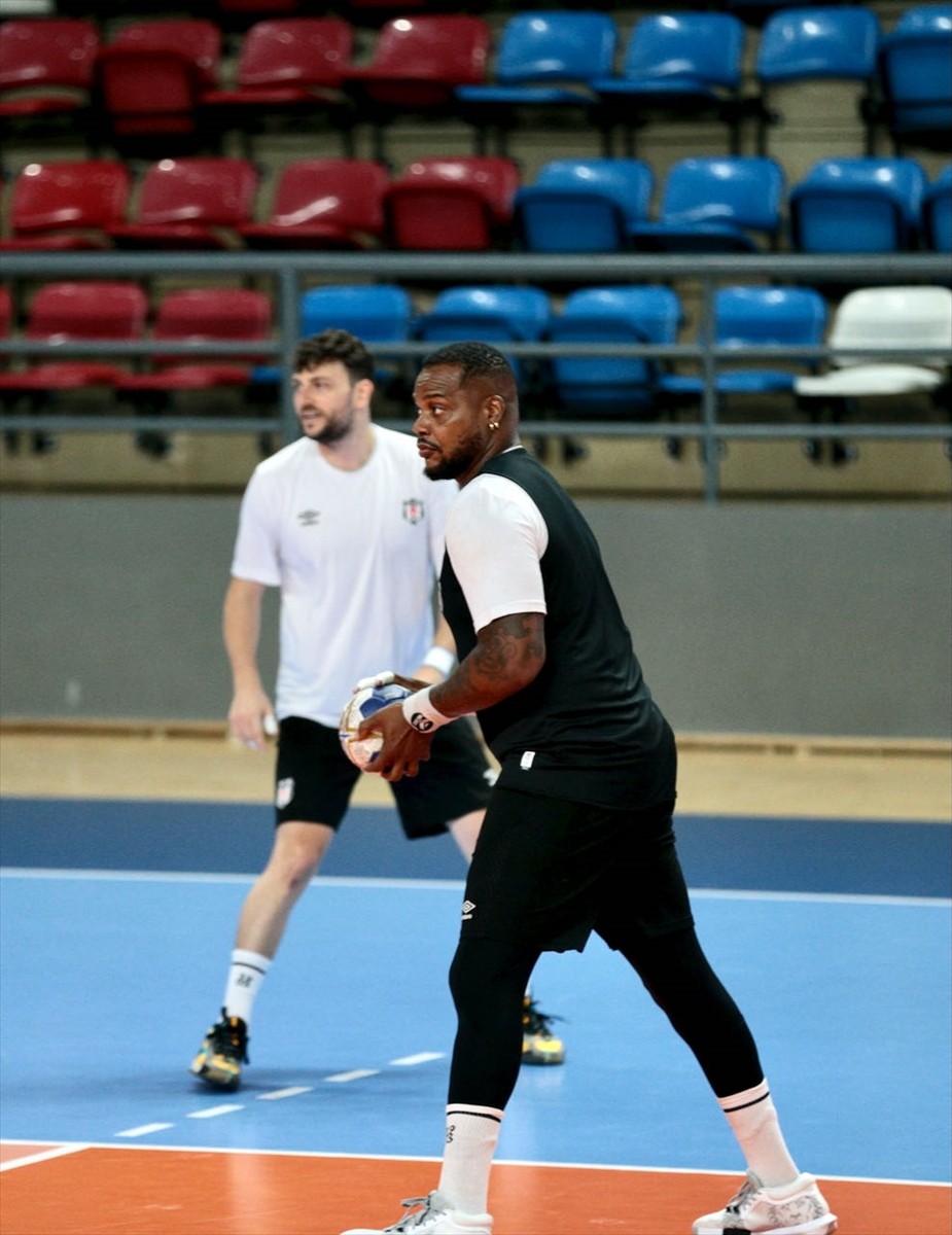 Yeni sezon hazırlıkları kapsamında Bolu Dağı'nda bulunan bir otelde kamp yapan Hentbol Erkekler...