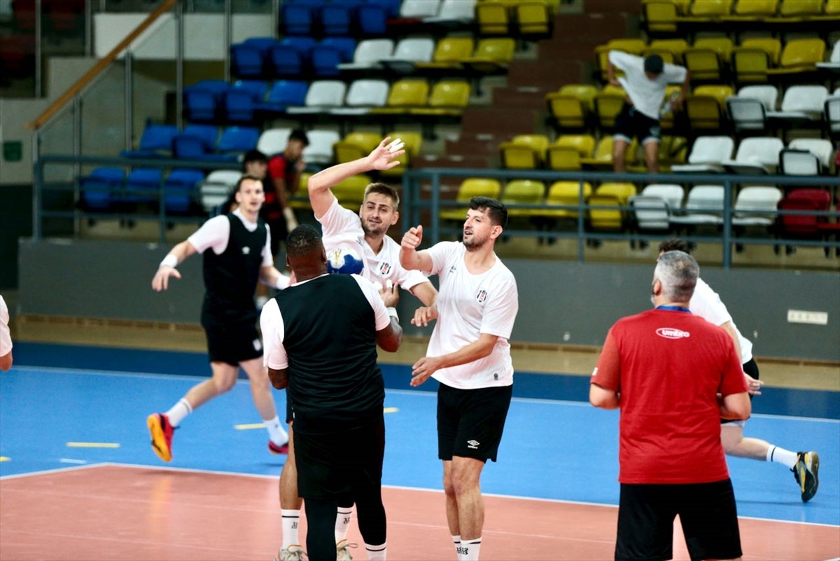 Yeni sezon hazırlıkları kapsamında Bolu Dağı'nda bulunan bir otelde kamp yapan Hentbol Erkekler...